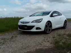 Weiß Gebraucht 2011 Opel Astra GTC Innovation Limousine | 12.690 €