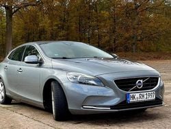 Grau Gebraucht 2016 Volvo V40 Momentum Limousine | 10.000 € (Fairer Preis)