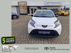 Schneeweiß Gebraucht 2022 Toyota Aygo Play Kleinwagen | 10.390 € (Guter Preis)