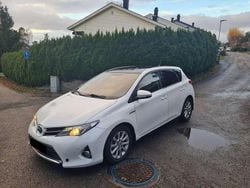 Weiß Gebraucht 2013 Toyota Auris Hybrid Life Limousine | 10.990 € (Fairer Preis)