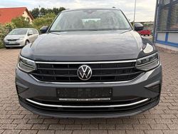 Grau Gebraucht 2022 VW Tiguan Life SUV | 23.995 € (Guter Preis)