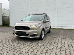 Grau Gebraucht 2015 Ford Tourneo Courier Titanium Van / Kleinbus | 9.100 € (Guter Preis)