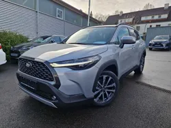 Shimmering silver Neu 2024 Toyota Corolla Cross Premium SUV | 37.900 € (Fairer Preis)