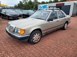Grau Gebraucht 1988 Mercedes E200 Limousine | 3.500 €