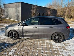 Grau Gebraucht 2019 Mercedes B250 AMG line Van / Kleinbus | 24.200 € (Fairer Preis)