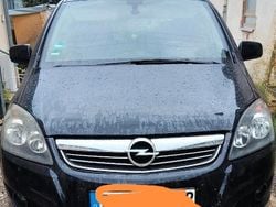 Schwarz Gebraucht 2010 Opel Zafira Van / Kleinbus | 2.900 €