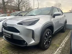 Grau Gebraucht 2025 Toyota Yaris Cross SUV | 30.950 € (Etwas zu teuer)