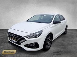 Weiß Gebraucht 2021 Hyundai i30 Intro Edition Limousine | 16.790 € (Fairer Preis)