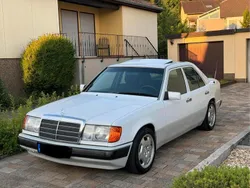 Weiß Gebraucht 1993 Mercedes E220 Limousine | 4.300 €
