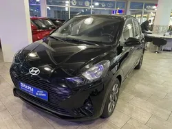 Schwarz (schwarz phantom black) Neu 2024 Hyundai i10 Kleinwagen | 15.989 € (Guter Preis)