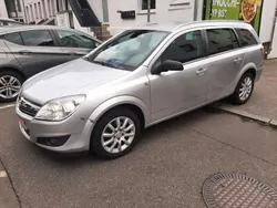 Silber Gebraucht 2010 Opel Astra Edition Limousine | 1.999 €