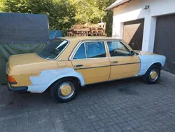Gelb Gebraucht 1975 Mercedes 240 Limousine | 5.000 €