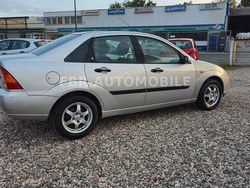 Grau Gebraucht 2001 Ford Focus Ghia Limousine | 2.299 € (Etwas zu teuer)