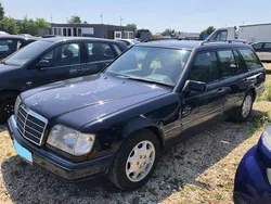 Blau Gebraucht 1995 Mercedes E220 Kombi | 2.900 €