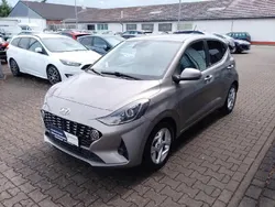 Brass / met Gebraucht 2021 Hyundai i10 Edition 30 Kleinwagen | 11.985 € (Fairer Preis)