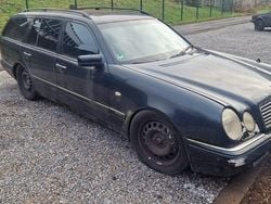 Schwarz Gebraucht 2000 Mercedes E420 Avantgarde Kombi | 1.300 €
