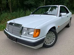 Violett Gebraucht 1991 Mercedes C200 | 20.800 €