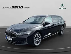 Onyx schwarz metallic/onyx sch Gebraucht 2024 Skoda Superb LAURIN & KLEMENT Kombi | 43.330 € (Teuer)