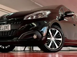 Lackierung schwarz perla nera/ Gebraucht 2017 Peugeot 208 Active Kleinwagen | 8.590 € (Fairer Preis)