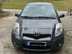 Grau Gebraucht 2011 Toyota Yaris Cool Limousine | 5.999 € (Teuer)