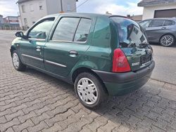 Grün Gebraucht 1999 Renault Clio II Kleinwagen | 1.599 € (Fairer Preis)