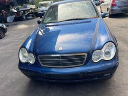 Blau Gebraucht 2002 Mercedes 200 Kleinwagen | 750 €