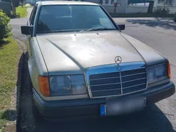 Gold Gebraucht 1989 Mercedes E250 Limousine | 5.200 €
