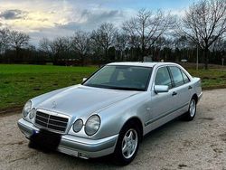 Silber Gebraucht 1996 Mercedes E200 Classic Limousine | 2.690 € (Guter Preis)