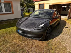 Grau Gebraucht 2022 Tesla Model 3 Standard Range Plus Limousine | 28.000 € (Fairer Preis)