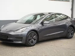 Grau Gebraucht 2022 Tesla Model 3 Standard Range Limousine | 25.850 € (Guter Preis)