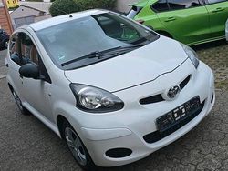 Weiß Gebraucht 2011 Toyota Aygo Kleinwagen | 3.750 € (Etwas zu teuer)