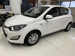 Weiß Gebraucht 2013 Hyundai i20 Edition Limousine | 5.690 € (Etwas zu teuer)
