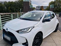 Weiß Gebraucht 2023 Toyota Yaris Hybrid Team Kleinwagen | 18.999 € (Fairer Preis)