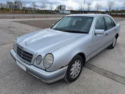 Silber Gebraucht 1995 Mercedes 220 Limousine | 1.900 €