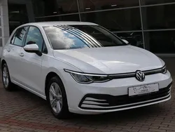 Weiß Gebraucht 2023 VW Golf VIII Life Limousine | 28.490 € (Etwas zu teuer)