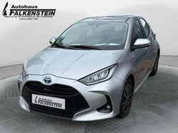 Shimmering silver metallic Gebraucht 2025 Toyota Yaris Hybrid Team Kleinwagen | 22.490 € (Fairer Preis)