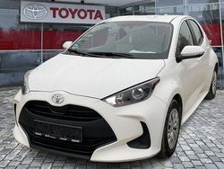 Weiß Gebraucht 2022 Toyota Yaris Comfort Limousine | 13.490 € (Fairer Preis)