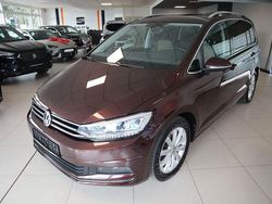 Rot Gebraucht 2017 VW Touran Highline Van / Kleinbus | 22.145 € (Fairer Preis)