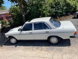 Weiß Gebraucht 1984 Mercedes E230 Limousine | 17.499 €