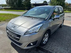 Grau Gebraucht 2016 Peugeot 5008 Style Van / Kleinbus | 3.500 € (Fairer Preis)