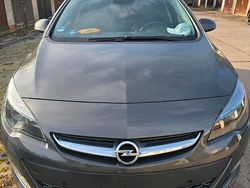 Grau Gebraucht 2014 Opel Astra Limousine | 6.666 € (Fairer Preis)