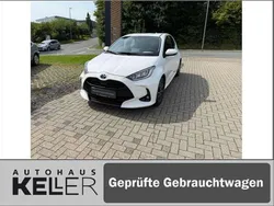 Schneeweiß Gebraucht 2022 Toyota Yaris Hybrid Team Kleinwagen | 19.460 € (Fairer Preis)