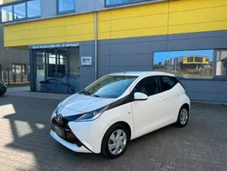 Weiß Gebraucht 2018 Toyota Aygo X-play Kleinwagen | 7.990 € (Fairer Preis)
