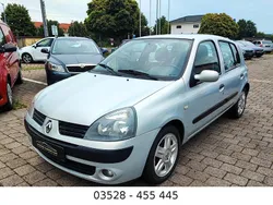 Grau Gebraucht 2004 Renault Clio II Limousine | 3.850 € (Teuer)
