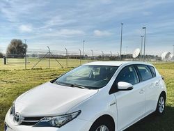 Weiß Gebraucht 2013 Toyota Auris Hybrid Limousine | 8.500 €