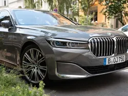 Grau Gebraucht 2019 BMW 750 Limousine | 42.222 € (Superpreis)