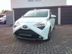 Weiß Gebraucht 2020 Toyota Aygo X-play Kleinwagen | 8.790 € (Fairer Preis)