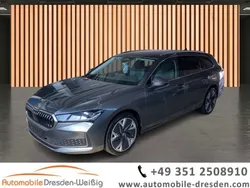 Grau graphitegrau metallic (metallic) Gebraucht 2024 Skoda Superb Selection Kombi | 39.980 € (Superpreis)