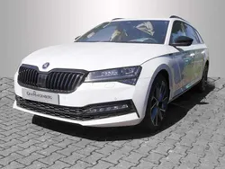 Moonweiss metallic Gebraucht 2024 Skoda Superb SportLine Kombi | 41.990 €