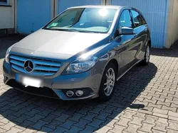 Grau Gebraucht 2013 Mercedes B200 Van / Kleinbus | 12.700 € (Fairer Preis)